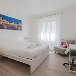 Daire Burlo Garofalo Elegant Near Hospital *